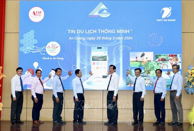 Officials of An Giang province at the portal's launching ceremony. VNA Photo: Thanh Sang