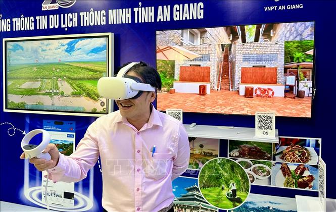 A visitor experience virtual reality technology used to show tourism spots of An Giang at the portal's launching ceremony. VNA Photo: Thanh Sang