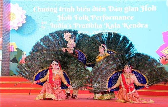 Trung tâm Nghệ thuật Tài năng Ấn Độ mang đến các tiết mục văn hóa của đoàn múa dân gian Pratibha Kala Kendra, gồm các tiết mục: Brijvandna, MayurRas,  Rasleela, BarsanekiLathmar Holi, Pholoki Holi. Ảnh: Đại Nghĩa - TTXVN