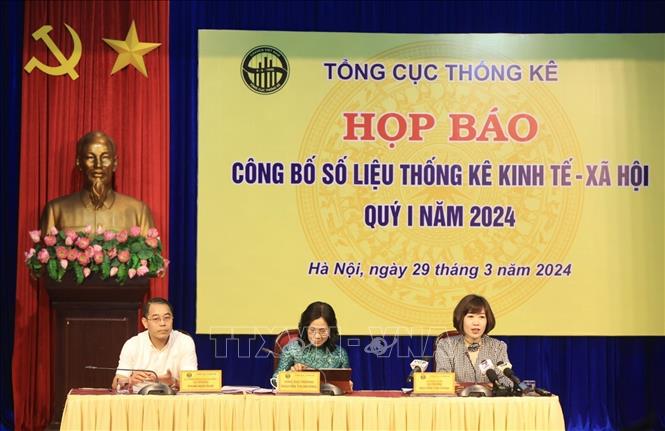 Đại diện lãnh đạo Tổng cục Thống kê trả lời các câu hỏi của phóng viên. Ảnh: Tuấn Anh - TTXVN