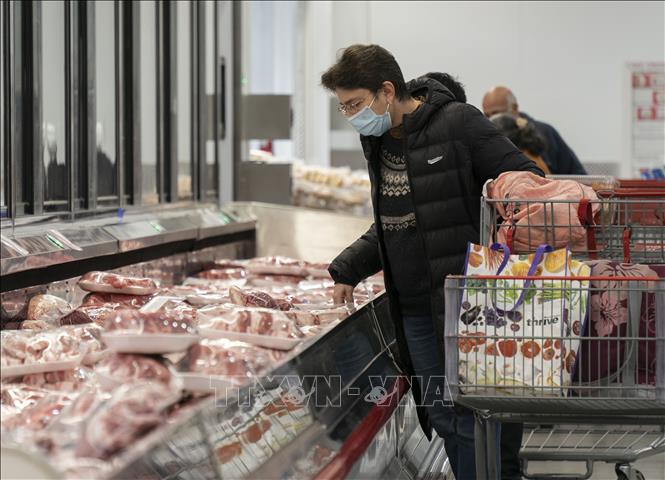 Người tiêu dùng mua hàng trong siêu thị ở Foster City, bang California (Mỹ) ngày 11/1/2024. Ảnh: THX/TTXVN