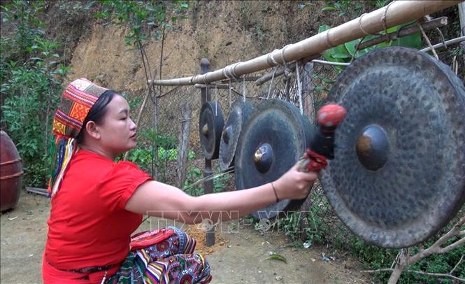 Phụ nữ người Thái bản Na Kho, xã Nga My (Tương Dương, Nghệ An) thực hành kỹ năng sử dụng chiêng. Ảnh: TTXVN phát