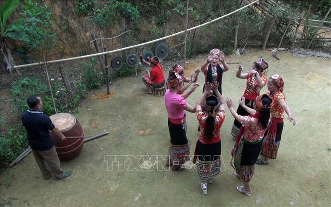 Cộng đồng dân tộc Thái ở bản Na Kho, xã Nga My (Tương Dương, Nghệ An) thực hiện các điệu múa cổ trong âm vang cồng, chiêng. Ảnh: TTXVN phát
