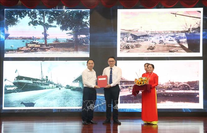 Ông Phạm Thành Nam, Giám đốc Bảo tàng Tôn Đức Thắng tiếp nhận tài liệu từ Trung tâm Lưu trữ quốc gia II. Ảnh: Thu Hương - TTXVN