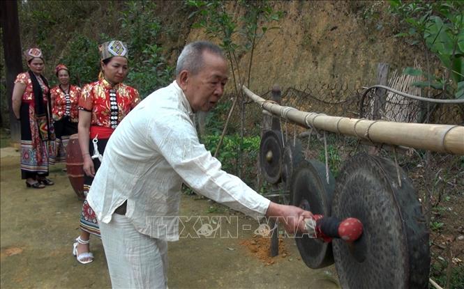 Già làng Van Văn Hoàn truyền dạy cho người dân bản Na Kho, xã Nga My (Tương Dương, Nghệ An) cách sử dụng chiêng. Ảnh: TTXVN phát