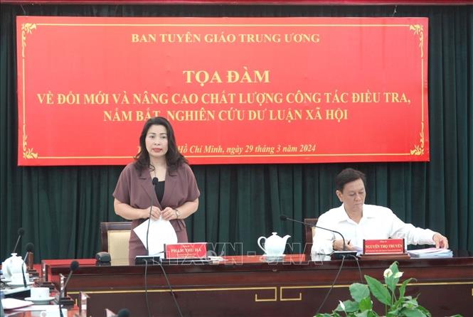 Bà Phạm Thu Hà, Viện trưởng Viện Dư luận xã  hội, Ban Tuyên giáo Trung ương phát biểu tại tọa đàm. Ảnh: Anh Tuấn - TTXVN 