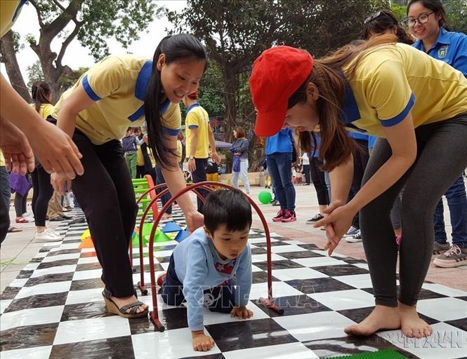 Trẻ tự kỷ được thưởng thức nhiều trò chơi tại Ngày hội “Vòng tay yêu thương” lần thứ 3, do Cung Thiếu nhi Hà Nội tổ chức (2017). Ảnh: Kim Anh - TTXVN