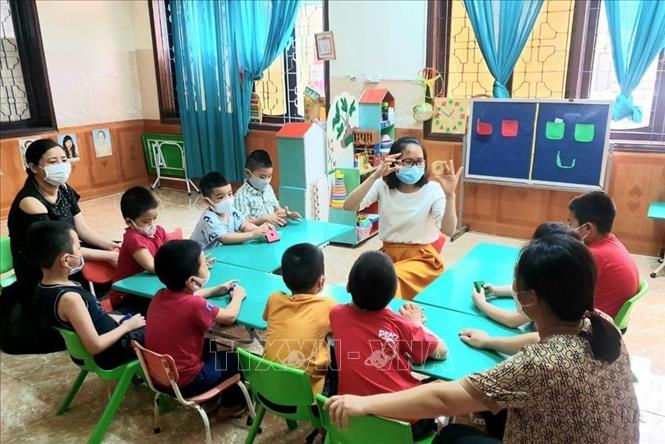 Các Giáo viên tại Quỹ bảo trợ trẻ em tỉnh Nghệ An giúp trẻ tự kỷ nhận biết các đồ vật, con vật, thế giới xung quanh (2022). Ảnh: Tá Chuyên - TTXVN