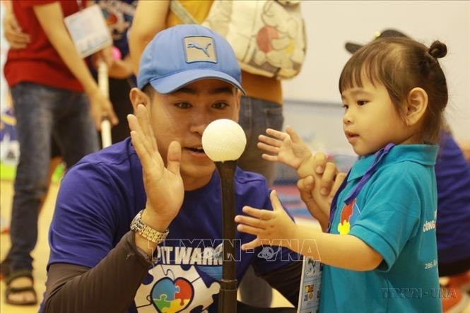 Trẻ tự kỷ được hướng dẫn chơi trò chơi trong Ngày hội thể thao và tri ân thầy cô giáo (TP Hồ Chí Minh). Ảnh: Đinh Hằng - TTXVN