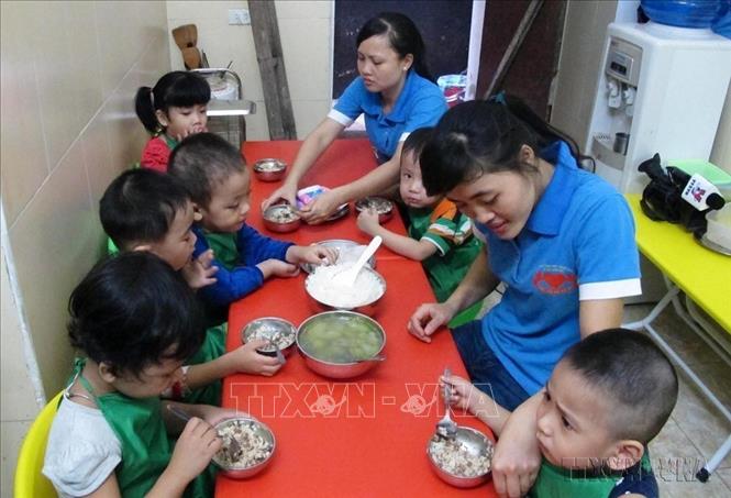 Trẻ tự kỷ tại Trung tâm Thiên Thần nhỏ (phường Đông Thành, thành phố Ninh Bình) được giáo viên chăm sóc, dạy dỗ, giúp trẻ sớm hòa nhập cộng đồng. Ảnh: Hải Yến – TTXVN