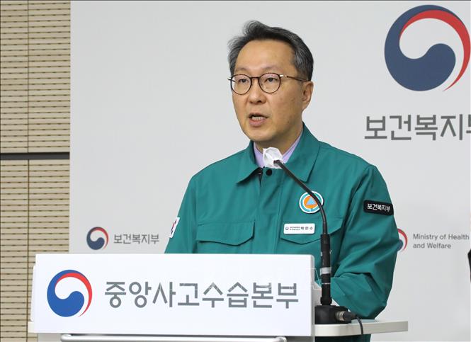 Thứ trưởng Y tế Hàn Quốc Park Min-soo phát biểu họp báo về cuộc đình công của các bác sĩ, tại Sejong, ngày 19/3/2024. Ảnh: YONHAP/TTXVN