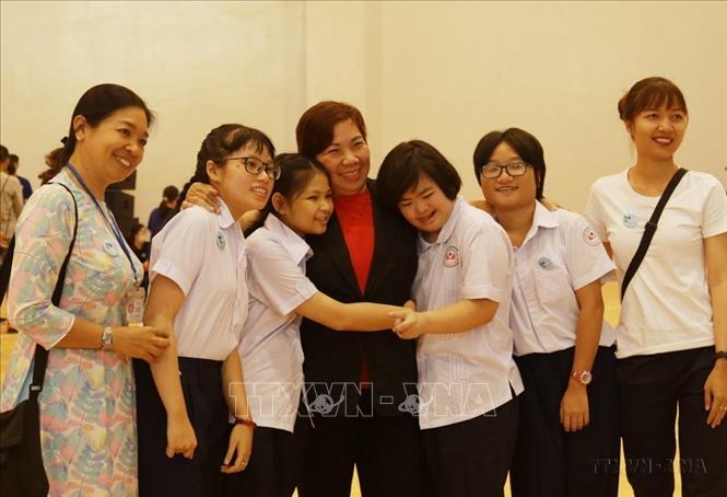 Trẻ tự kỷ thể hiện tình cảm với các thầy cô giáo của mình trong Ngày hội thể thao và tri ân thầy cô giáo (TP Hồ Chí Minh). Ảnh: Đinh Hằng - TTXVN