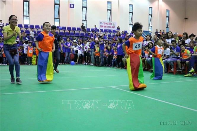 Chương trình thể thao thân thiện giúp trẻ tự kỷ hòa nhập cộng đồng tại Ngày Việt Nam nhận thức tự kỷ lần thứ ba (2018). Ảnh: Thanh Thương – TTXVN

