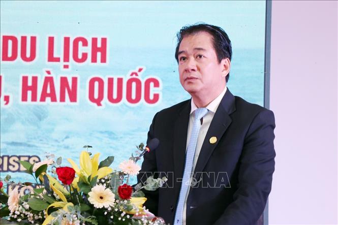 Ông Nguyễn Long Biên, Phó Chủ tịch UBND tỉnh Ninh Thuận phát biểu tại buổi gặp với các doanh nghiệp du lịch thành phố Gwangju (Hàn Quốc). Ảnh: Công Thử - TTXVN