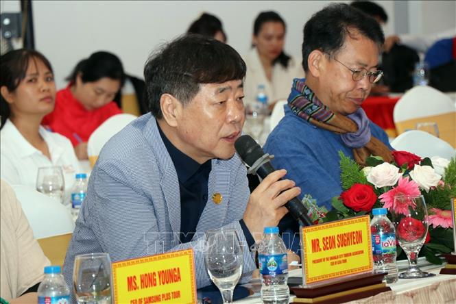 Ông Seon Sughyeon, Chủ tịch Hiệp hội Du lịch thành phố Gwangju (Hàn Quốc) phát biểu tại buổi gặp với các doanh nghiệp du lịch tỉnh Ninh Thuận. Ảnh: Công Thử - TTXVN