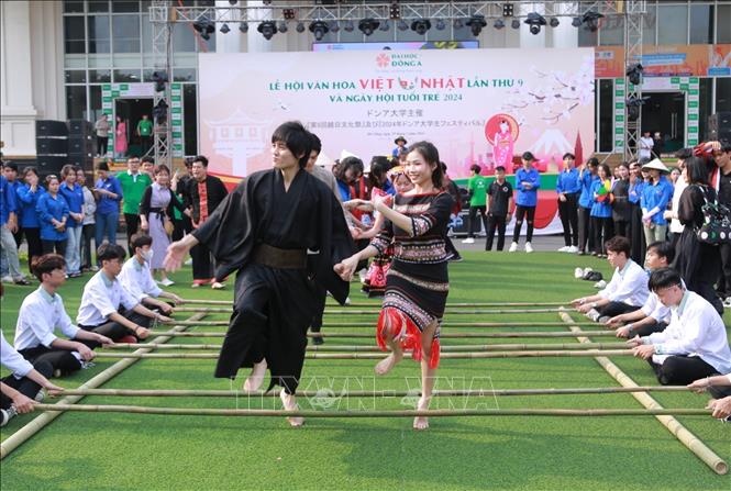 A Vietnamese folk games at the event. VNA Photo: Văn Dũng