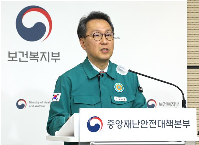 Thứ trưởng Y tế Hàn Quốc Park Min-soo phát biểu họp báo về tình trạng nghỉ việc hàng loạt của các bác sĩ, tại Seoul, ngày 4/3/2024. Ảnh: YONHAP/TTXVN