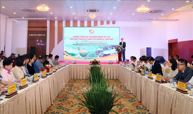 Quang cảnh buổi gặp gỡ giữa các doanh nghiệp du lịch thành phố Gwangju (Hàn Quốc) và tỉnh Ninh Thuận. Ảnh: Công Thử - TTXVN