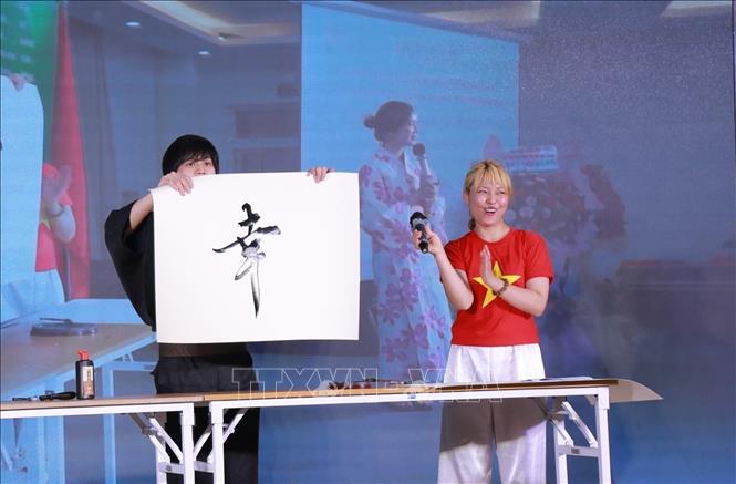 Performance of Japanese calligraphy at the event. VNA Photo: Văn Dũng
