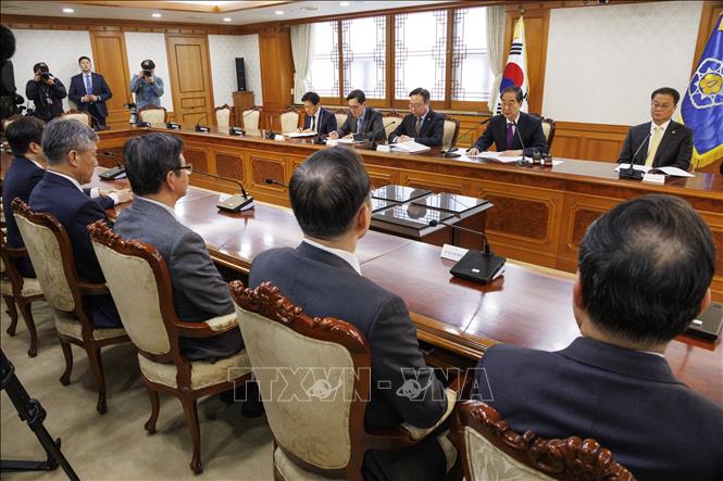 Thủ tướng Hàn Quốc Han Duck-soo (thứ 2, phải) trong cuộc họp với lãnh đạo 5 bệnh viện chủ chốt ở thủ đô Seoul, ngày 29/3/2024. Ảnh: YONHAP/TTXVN