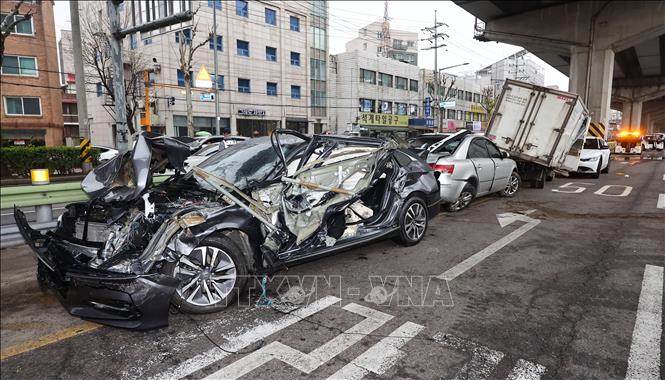 Hiện trường vụ tai nạn liên hoàn tại Seoul, Hàn Quốc ngày 29/3/2024. Ảnh: YONHAP/TTXVN