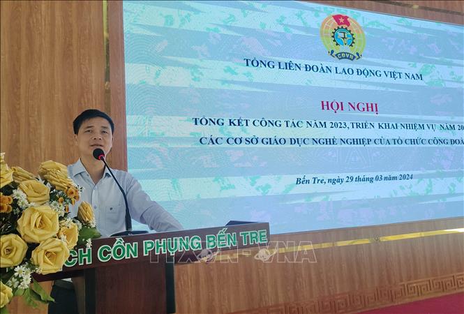 Ông Ngọ Duy Hiểu, Phó Chủ tịch Tổng Liên đoàn Lao động Việt Nam phát biểu tại Hội nghị. Ảnh: Huỳnh Phúc Hậu - TTXVN