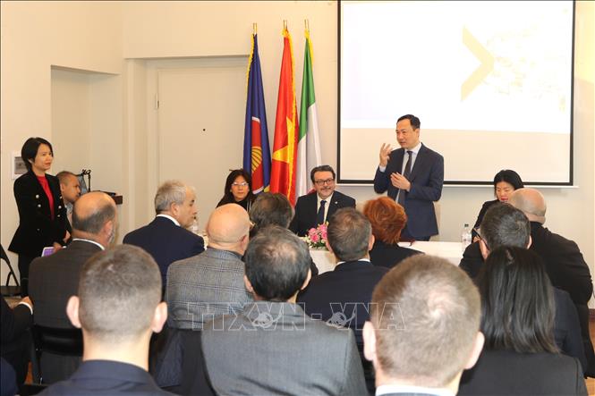 Đại sứ Việt Nam tại Italy Dương Hải Hưng phát biểu tại cuộc gặp doanh nghiệp và nhà đầu tư hai vùng Puglia và Basilicata. Ảnh: Dương Hoa-Phóng viên TTXVN tại Italy
