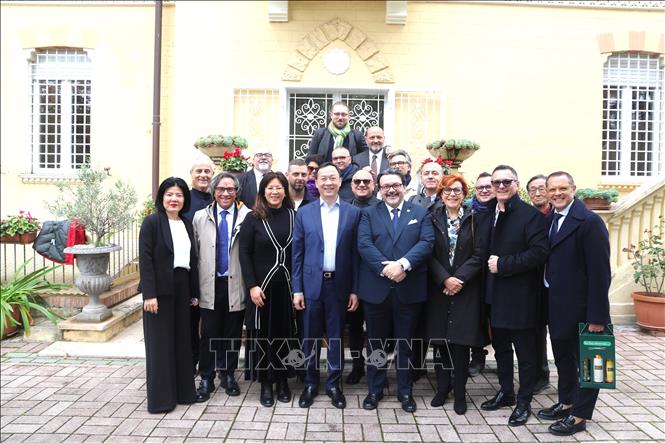 Đại sứ Việt Nam tại Italy Dương Hải Hưng chụp ảnh lưu niệm với đại diện doanh nghiệp và nhà đầu tư hai vùng Puglia và Basilicata. Ảnh: Dương Hoa-Phóng viên TTXVN tại Italy