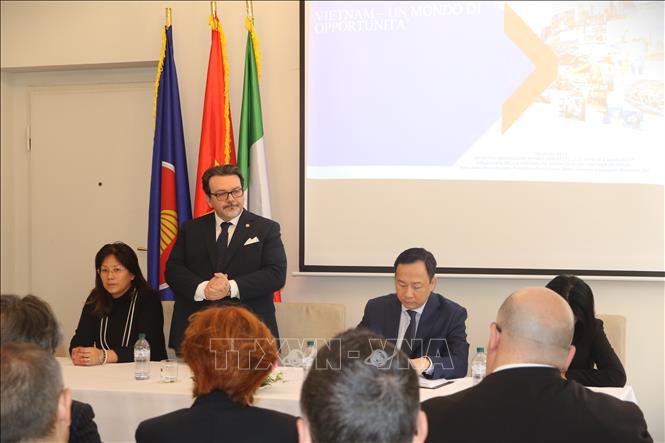 Phó Chủ tịch Liên đoàn giới chủ - dịch vụ (Confindustria) Antonio Braia phát biểu tại cuộc gặp doanh nghiệp và nhà đầu tư hai vùng Puglia và Basilicata. Ảnh: Dương Hoa-Phóng viên TTXVN tại Italy