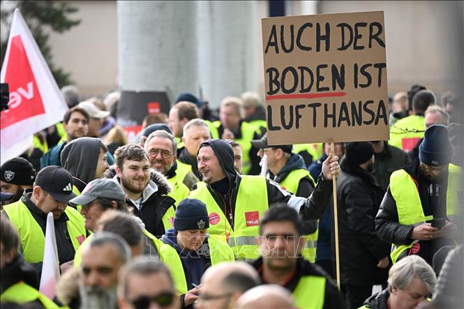 Nhân viên hãng hàng không Lufthansa đình công bên ngoài sân bay Frankfurt, Đức ngày 20/2/2024. Ảnh: AFP/TTXVN