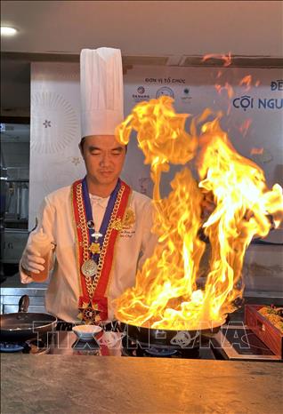 Master Chef Lê Nguyễn Hoàn Long là Phó Chủ tịch Hiệp hội Siêu đầu bếp thế giới Việt Nam trình diễn chế biến món ăn tại chương trình. Ảnh: Trần Lê Lâm - TTXVN 