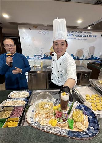 Master Chef Doãn Văn Tuấn là Tổng bếp trưởng Quần thể du lịch Quốc tế Furama – Ariyana Đà Nẵng vừa hoàn thành món ăn “Mỹ vị vào xuân” tại đêm tiệc. Ảnh: Trần Lê Lâm - TTXVN 
