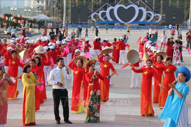 Tiết mục văn nghệ tại buổi đồng diễn nghệ thuật “Nha Trang bừng sáng”. Ảnh Đặng Tuấn -TTXVN 