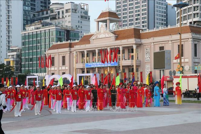 Gần 1000 người tham gia đồng diễn nghệ thuật “Nha Trang bừng sáng”. Ảnh: Đặng Tuấn -TTXVN 