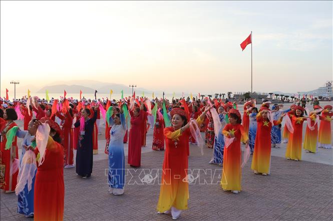 Chương trình đồng diễn nghệ thuật được dàn dựng công phu, hoành tráng, rực rỡ sắc màu. Ảnh: Đặng Tuấn -TTXVN 