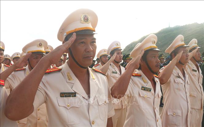 Các chiến sĩ tỉnh Phú Yên thực hiện nghi thức chào cờ. Ảnh: Tường Quân – TTXVN