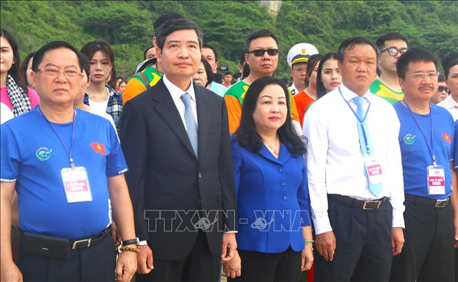 Lãnh đạo tỉnh Phú Yên tham dự Lễ thượng cờ. Ảnh: Tường Quân – TTXVN