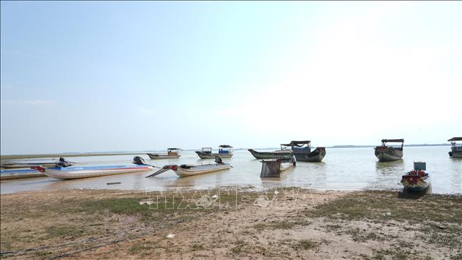 Ghe tàu đánh bắt cá của ngư dân nằm bờ tại hồ Dầu Tiếng. Ảnh: Minh Phú - TTXVN