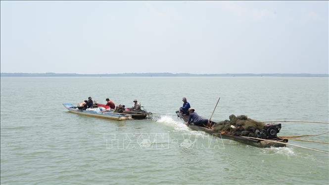 Hoạt động đánh bắt cá tại hồ Dầu Tiếng. Ảnh: Minh Phú - TTXVN
