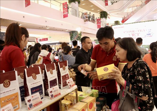 Doanh nghiệp giới thiệu sản phẩm cho khách tham quan tại Lễ hội tôn vinh cà phê – trà Việt 2024. Ảnh: Xuân Anh -TTXVN 