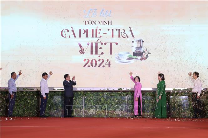 Đại biểu thực hiện nghi thức khai mạc Lễ hội tôn vinh cà phê - trà Việt 2024. Ảnh: Xuân Anh -TTXVN 