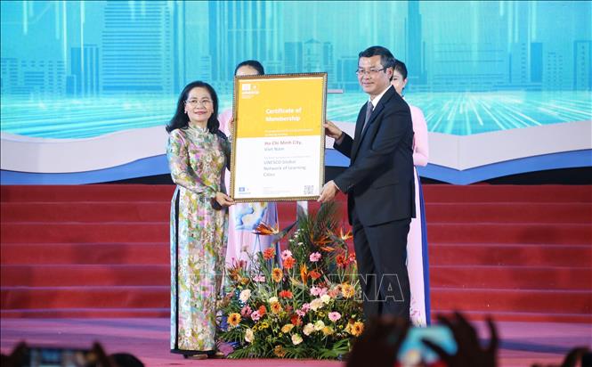 Lễ trao chứng nhận của UNESCO công nhận Thành phố Hồ Chí Minh là thành viên mạng lưới thành phố học tập toàn cầu. Ảnh: Thu Hương - TTXVN