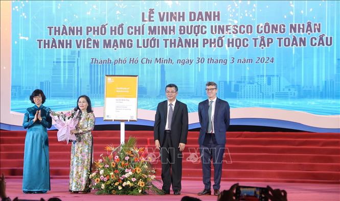 Lễ trao chứng nhận của UNESCO cho Thành phố Hồ Chí Minh là thành viên mạng lưới thành phố học tập toàn cầu. Ảnh: Thu Hương - TTXVN