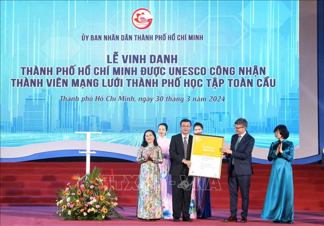 Lễ trao chứng nhận của UNESCO cho Thành phố Hồ Chí Minh là thành viên mạng lưới thành phố học tập toàn cầu. Ảnh: Thu Hương - TTXVN