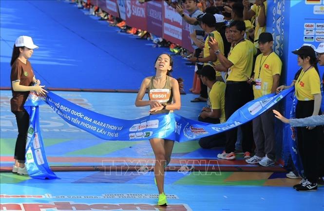 Vận động viên Hoàng Thị Ngọc Hoa (Bình Phước) về đích đầu tiên ở cự ly full marathon (42,195km) với thành tích 2 giờ 51 phút 35 giây. Ảnh: TTXVN phát