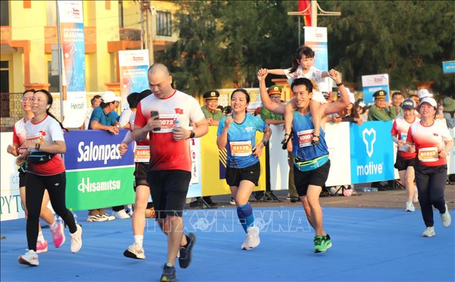 Nhiều em nhỏ cùng tham gia tranh tài hệ phòng trào cùng cha mẹ mình. Ảnh: Tường Quân – TTXVN