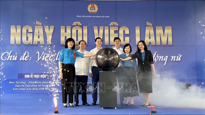 Các đại biểu nhấn nút khai mạc Ngày hội việc làm. Ảnh: Đỗ Huyền - TTXVN