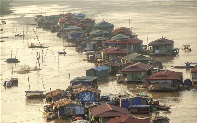 Làng vạn chài nằm bên bờ Đà giang ngay gần khu vực dưới chân cầu Hòa Bình 3  (tổ 14, phường Thịnh Lang, TP Hoà Bình) . Ảnh: Trọng Đạt-TTXVN