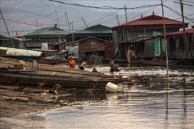Trẻ nhỏ làng chài vui đùa tắm sông trong những ngày hè. Ảnh: Trọng Đạt-TTXVN