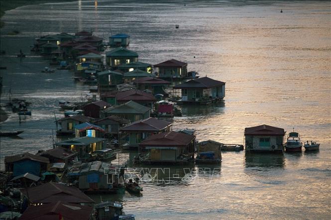Làng vạn chài nằm bên bờ Đà giang ngay gần khu vực dưới chân cầu Hòa Bình 3 (tổ 14, phường Thịnh Lang, TP Hoà Bình). Ảnh: Trọng Đạt-TTXVN